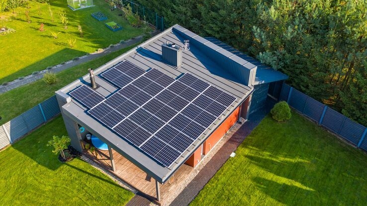 Eine Solaranlage auf einem Hausdach.