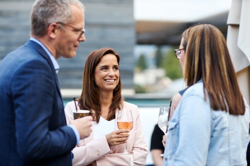 Networking bei einem kühlen Getränk