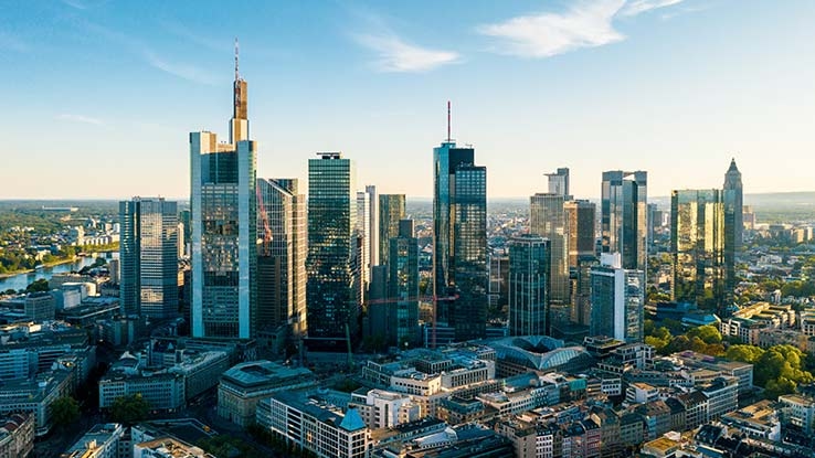 Die Skyline von Frankfurt am Main mit vielen Wolkenkratzern.